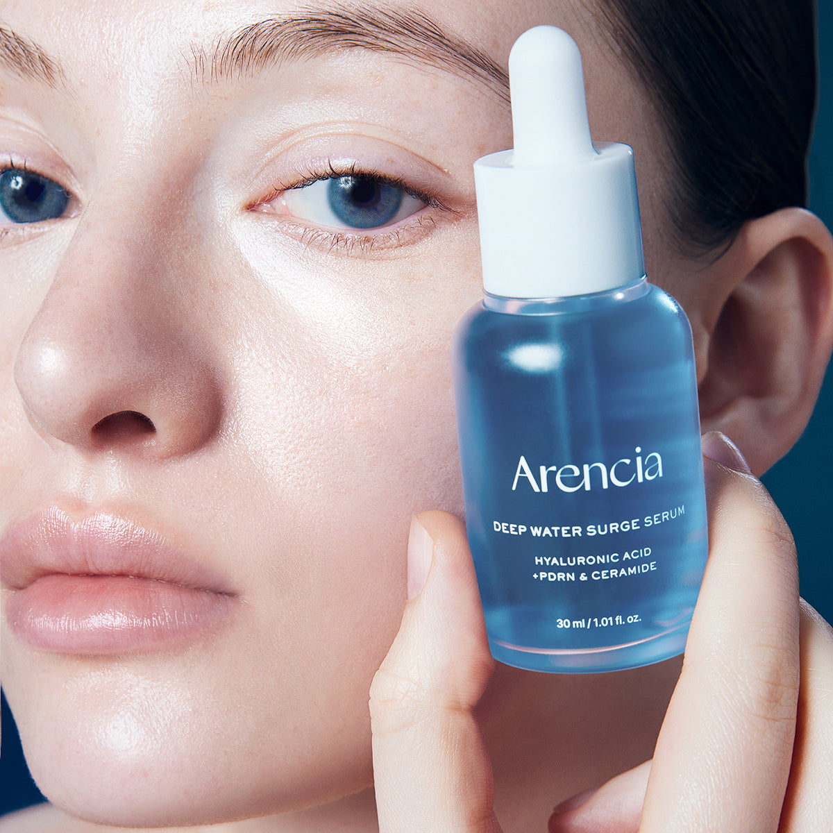 Arencia Deep Water Surge Serum 30ml – model holding the serum