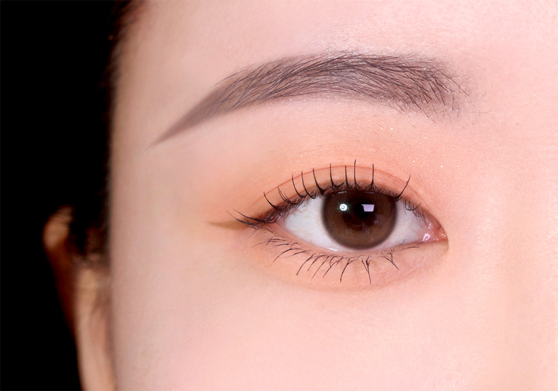 Heimish Dailism Smudge Stop Mascara on lifted, separated black lashes in an eye close-up
