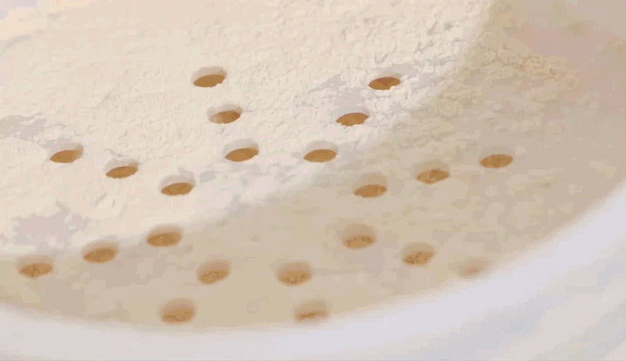 Milk Touch Air Blur Rice Setting Powder close-up of the fine loose powder in the sifter